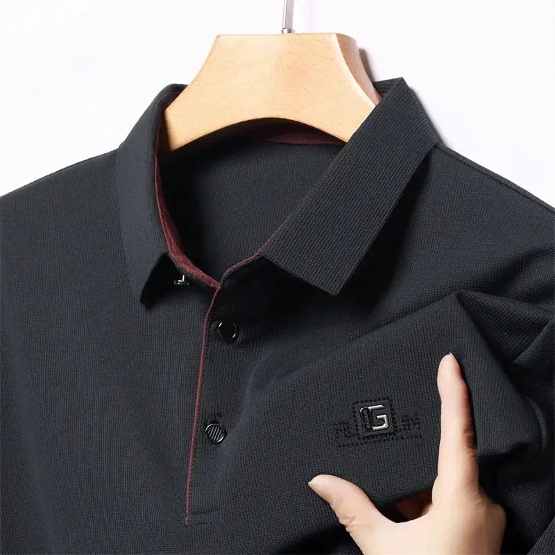 Men's black short-sleeve polo shirt with badge logo by Simples Market.