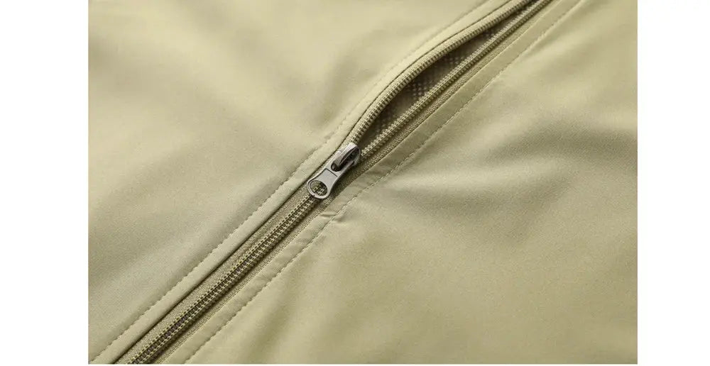 Men's quick-dry khaki sleeveless vest with zipper, close-up detail