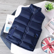 Simples Market men's navy puffer vest with stand collar, sleeveless, front zip pockets.
