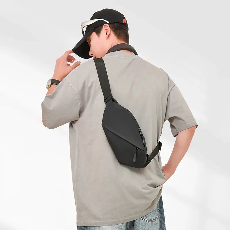 Men's minimalist waterproof waist bag by Simples Market, black crossbody fanny pack