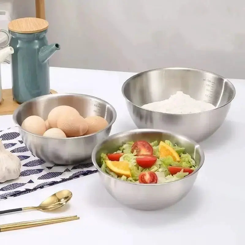 Stainless steel bowl set with measuring scales by Simples Market; three bowls shown with eggs, flour, and salad.