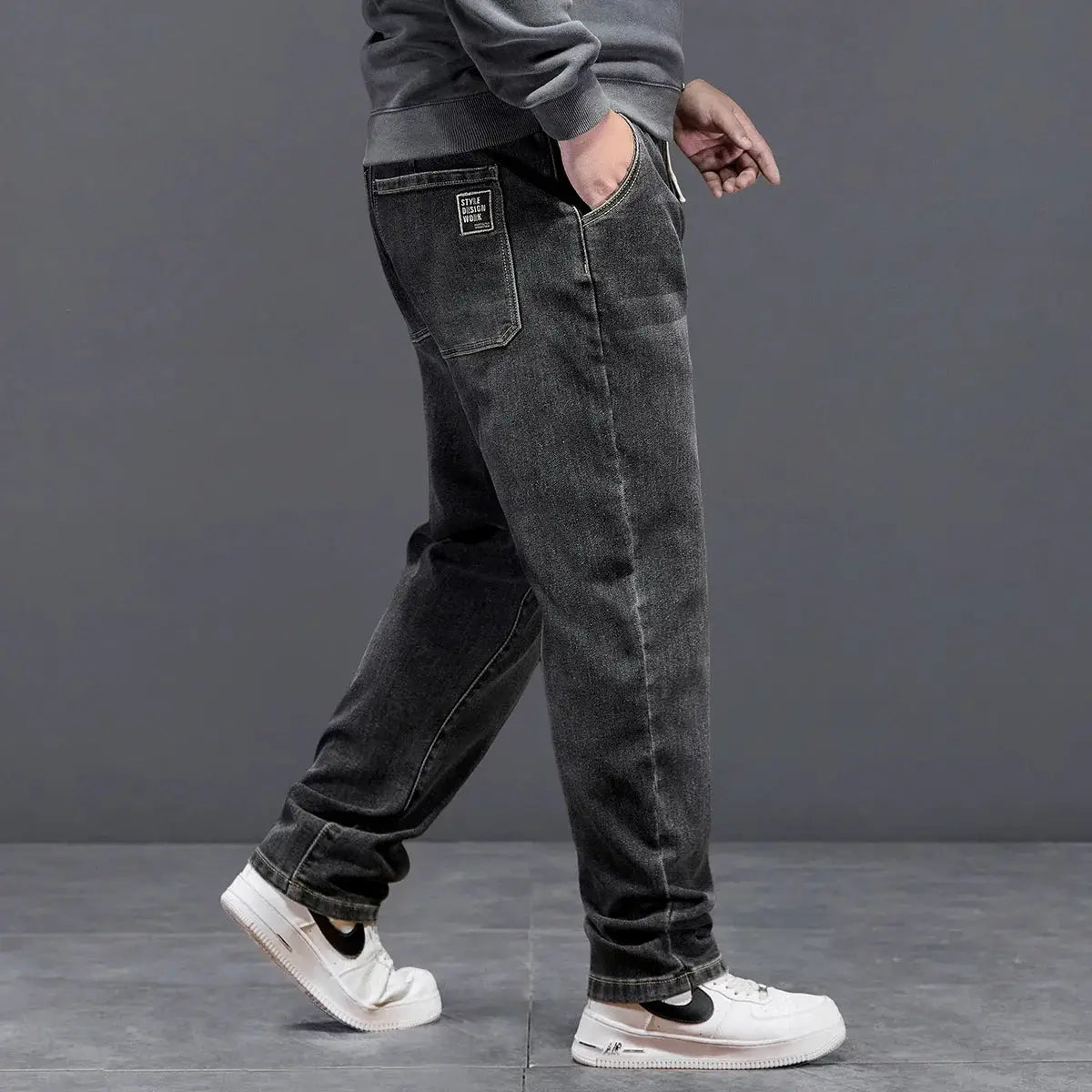 Men's black denim jeans with a baggy loose fit, Simples Market.