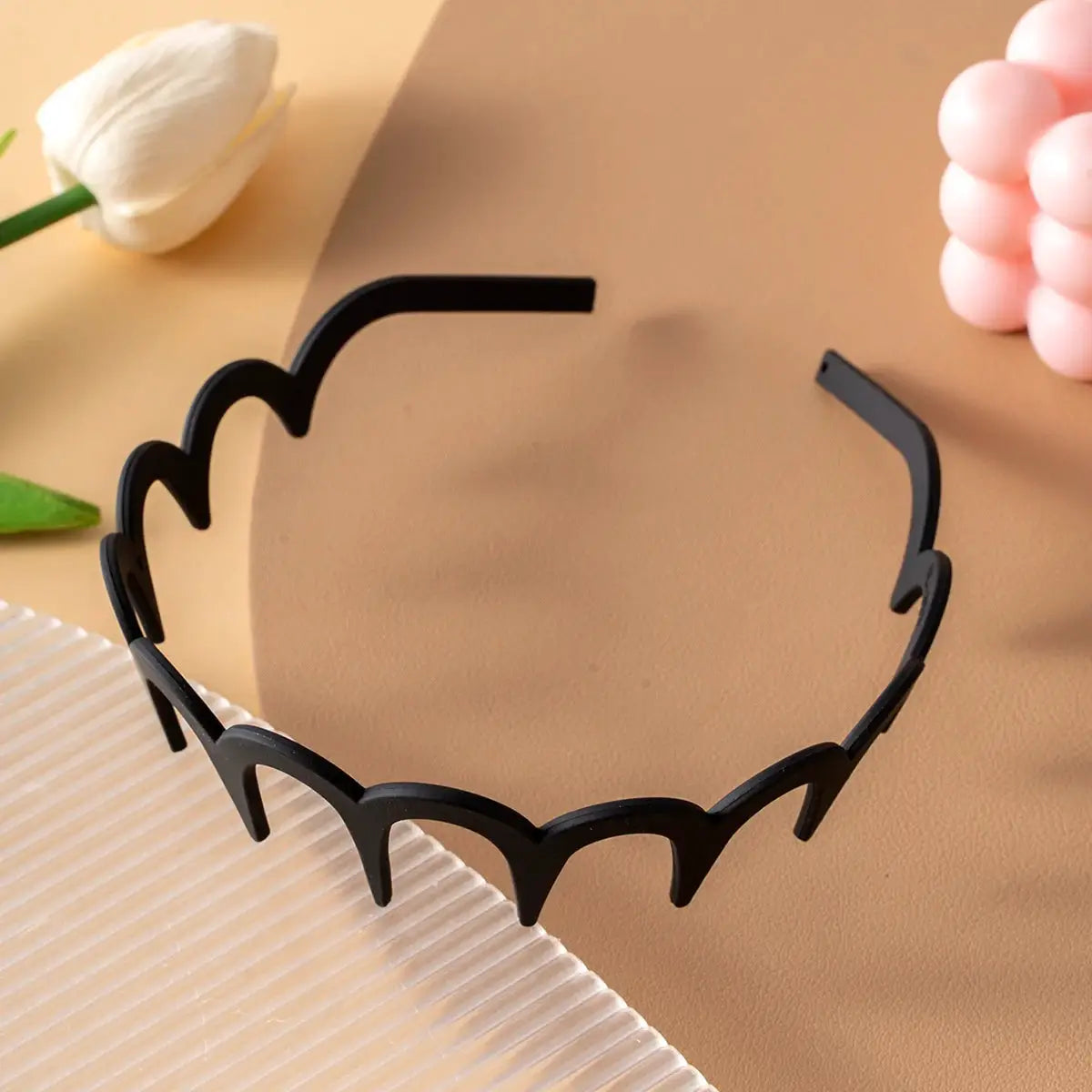 Hairband by Simples Market, black plastic U-shaped headband with fixed teeth, non-slip.