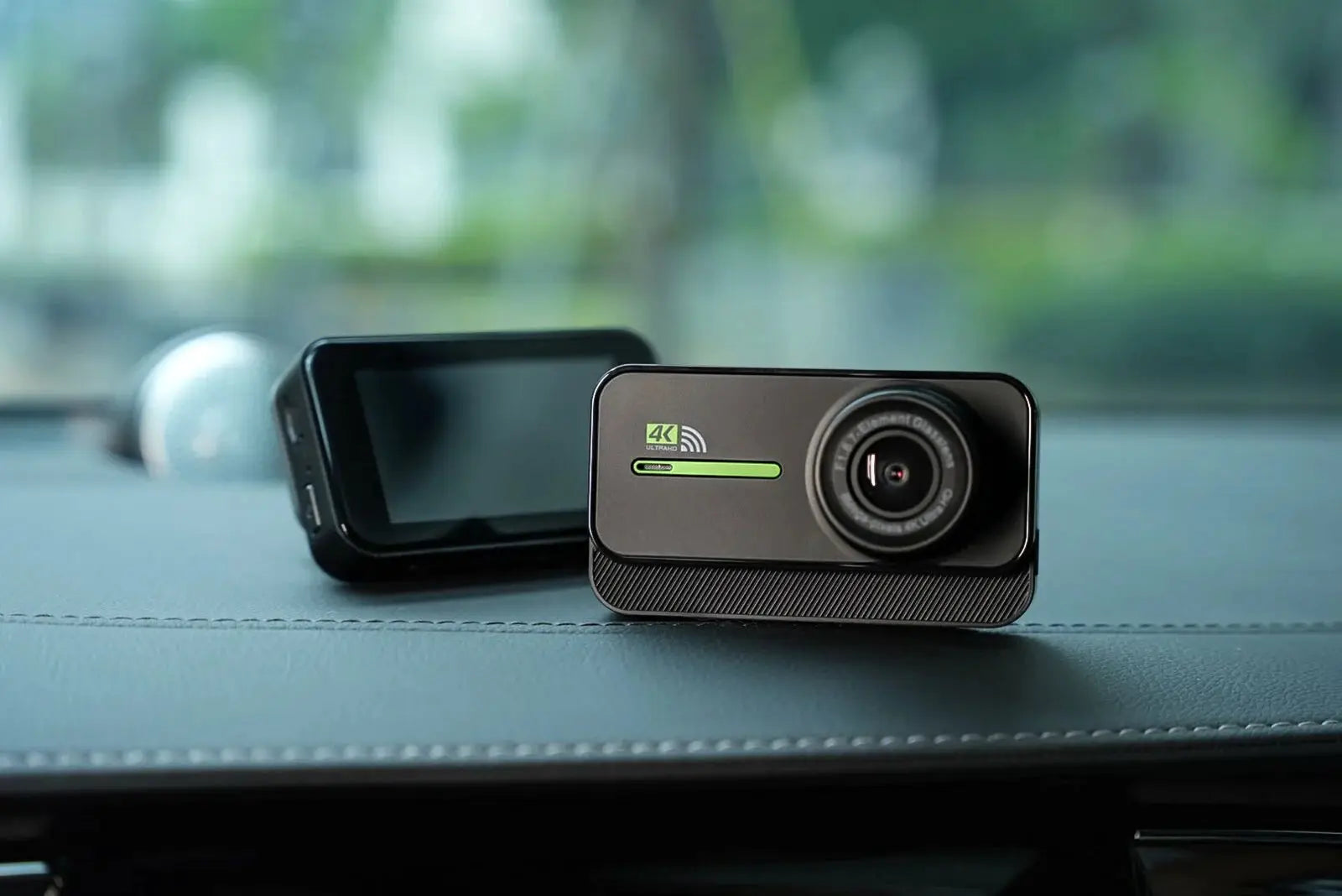 Simples Market 4K dash cam set for cars; front and rear cameras in black with green accents.