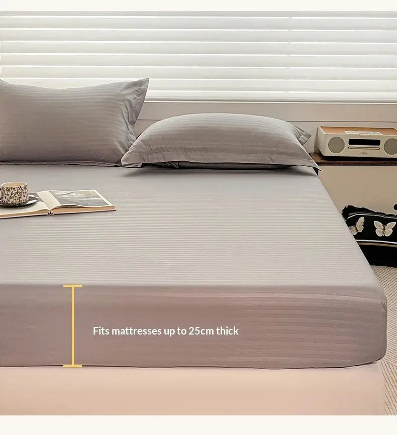 Simples Market fitted bed sheet with elastic band in solid gray; fits mattresses up to 25 cm thick.