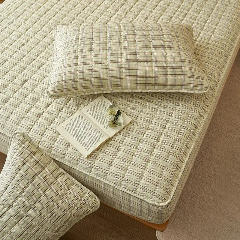 Quilted plaid mattress cover set by Simples Market with 2 beige pillows