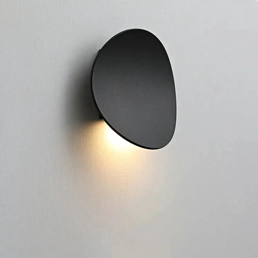 Outdoor LED wall lamp, black round metal, warm downlight.