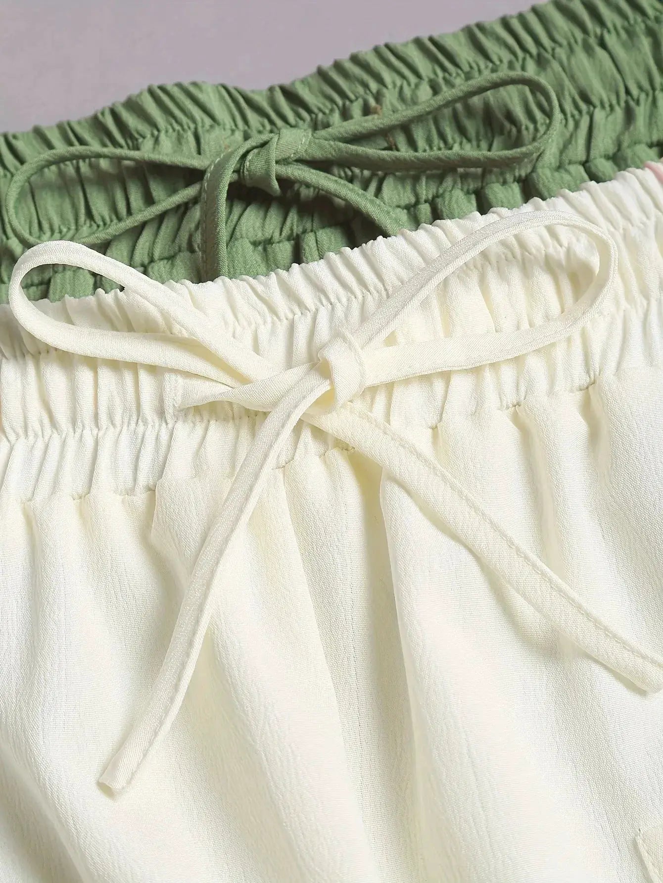 Simples Market 2-piece solid-color drawstring shorts set for women in green and white, elastic waists.