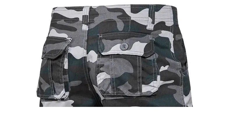 Men's camo cargo shorts in cotton with back flap pocket and side cargo pocket by Simples Market.