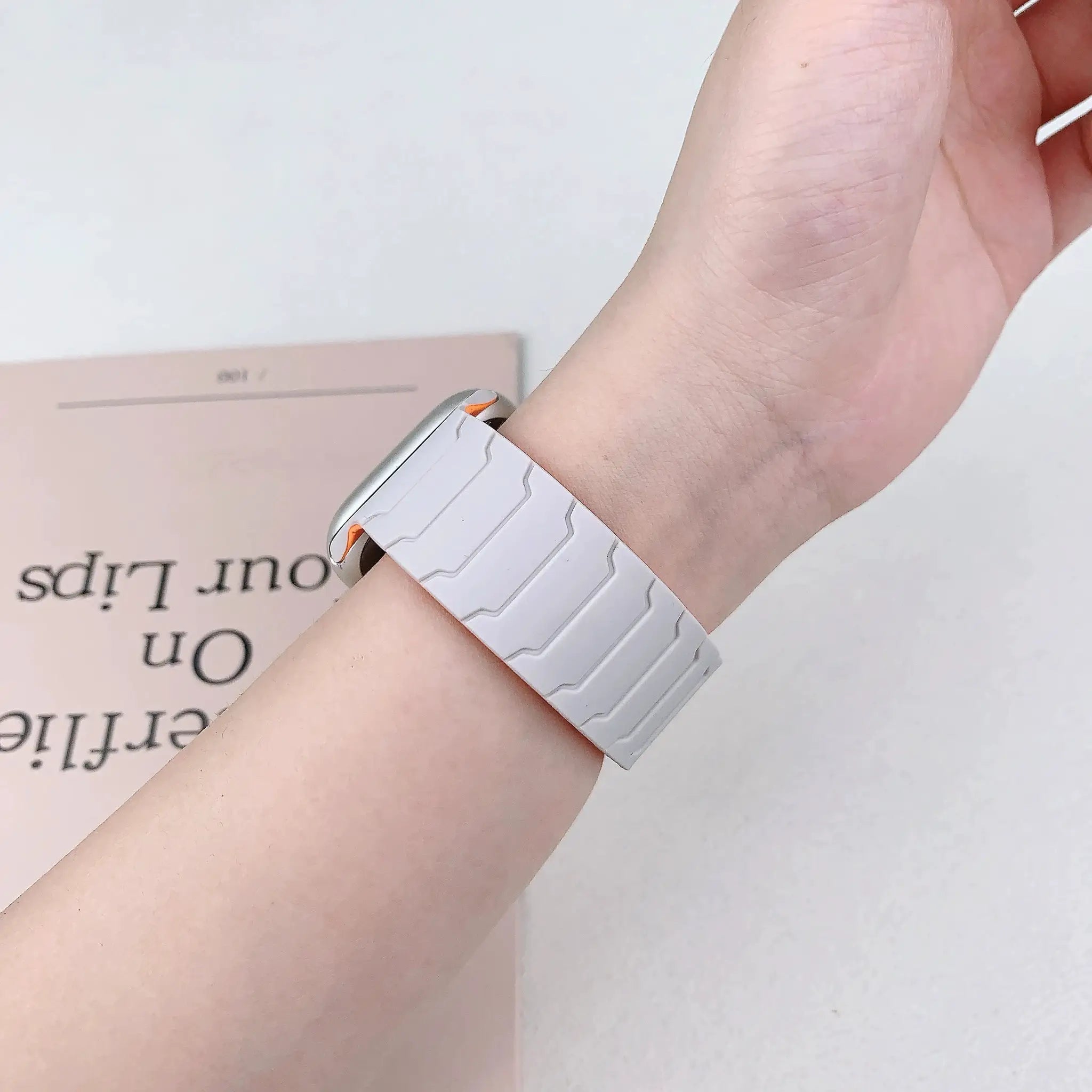 magnetic Strap For Apple Watch Band ultra 2 3 49mm 44mm 40mm 41mm 46mm 42mm 45mm 38 Silicone Bracelet IWatch Series 11 9 8 SE 10
