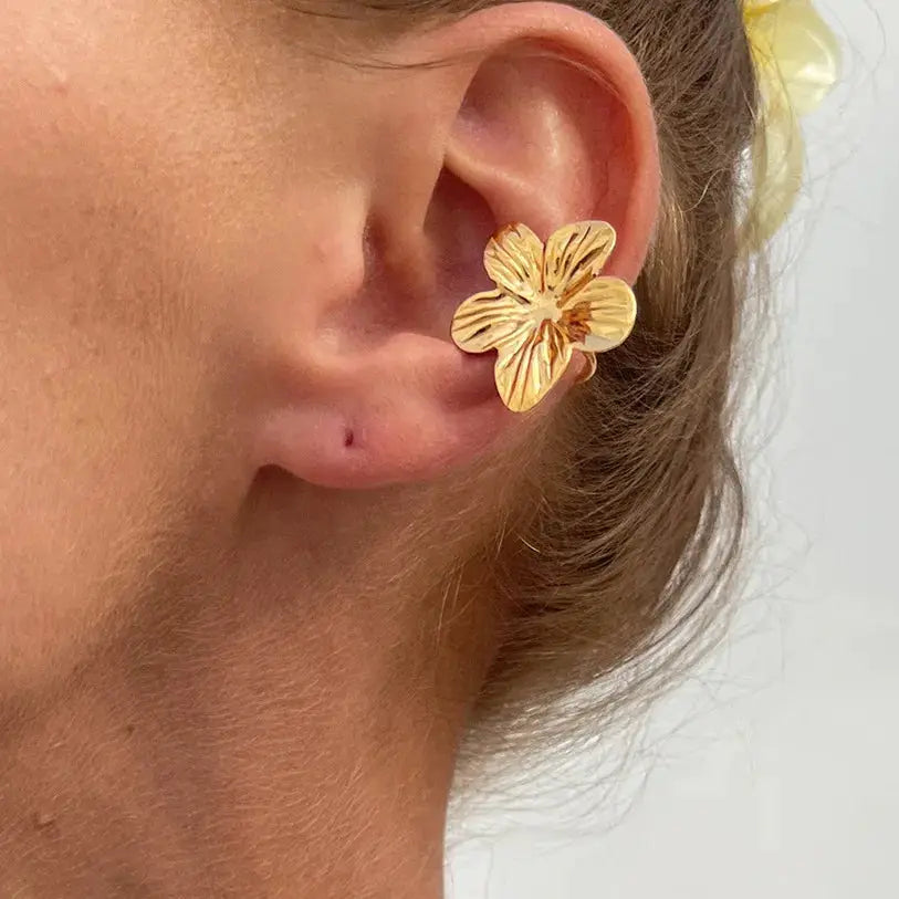 Gold-tone flower-shaped ear clips for women, faux-piercing boho beach jewelry