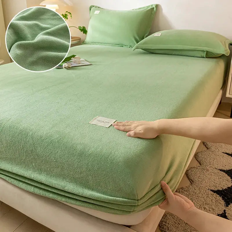 Velvet thermal mattress cover by Simples Market, green plush fabric for 120x200 bed