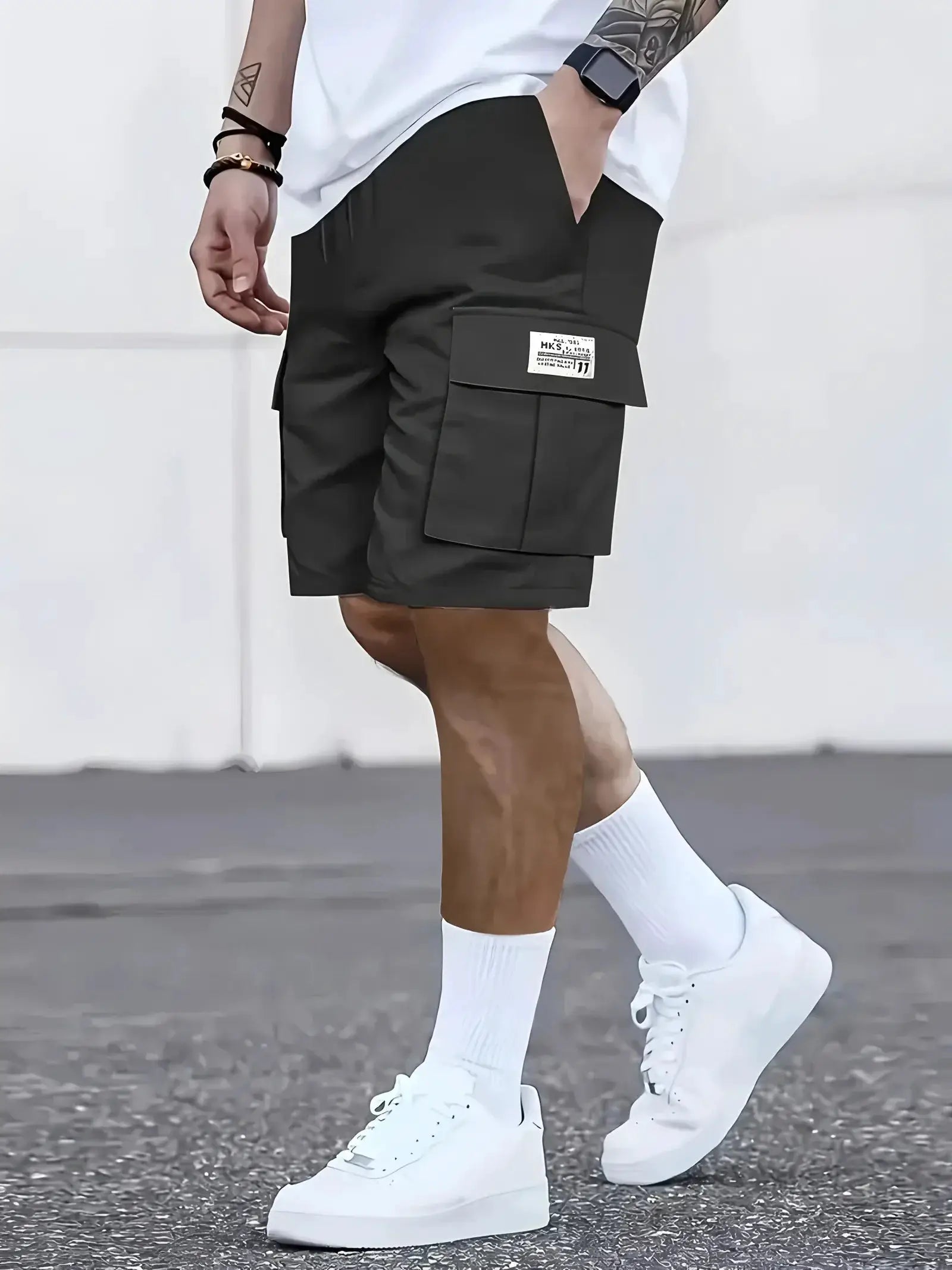 Men's work shorts by Simples Market; black cargo shorts with multiple pockets and elastic waistband.