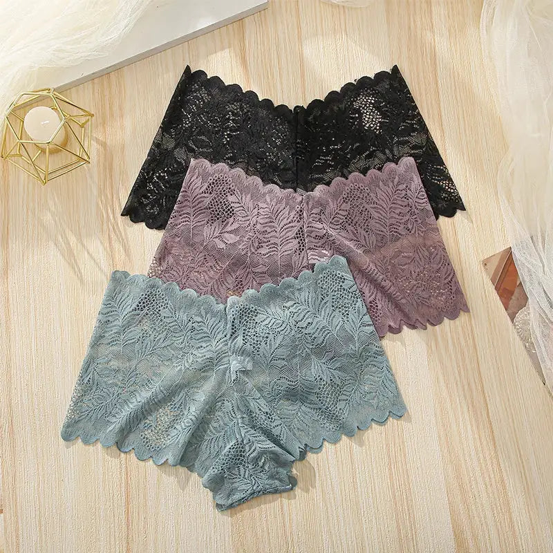 Simples Market 3-pack lace panties with floral-edge design; seamless, scalloped hems in black, mauve, and teal.