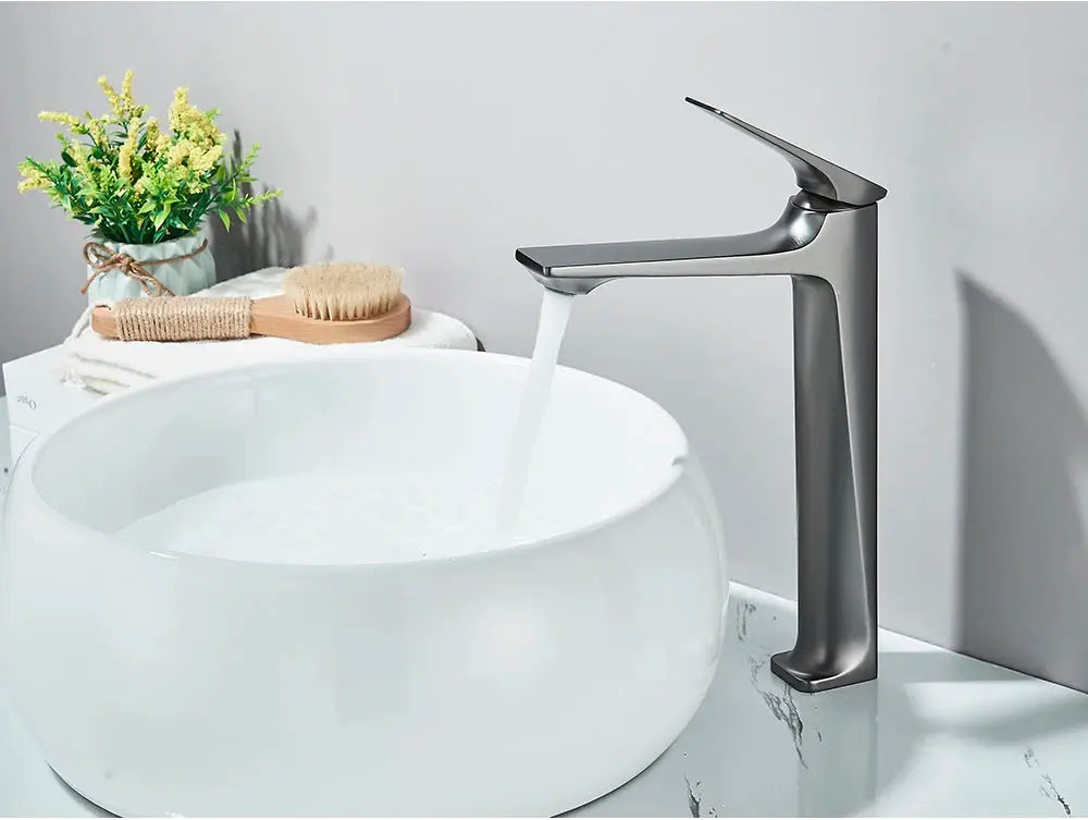 Black deck-mounted bathroom faucet with a single lever from Simples Market in a brushed metal finish