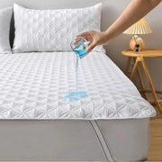 Waterproof Thickened Mattress Protector Simples Market, white quilted, breathable and noiseless