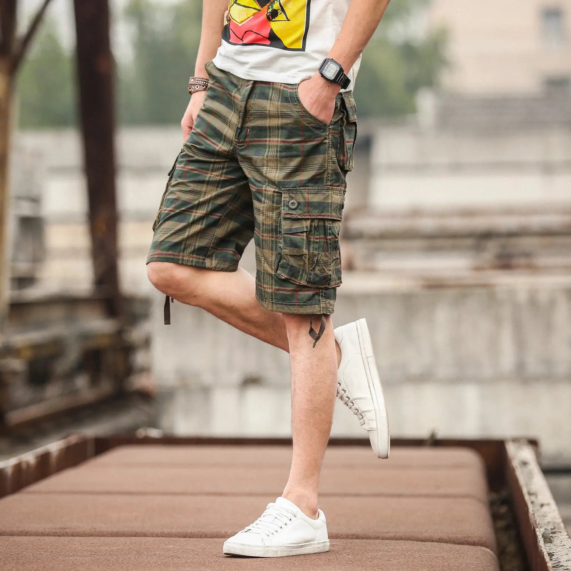 Men's plaid cargo shorts by Simples Market; green camo cotton, loose straight fit.