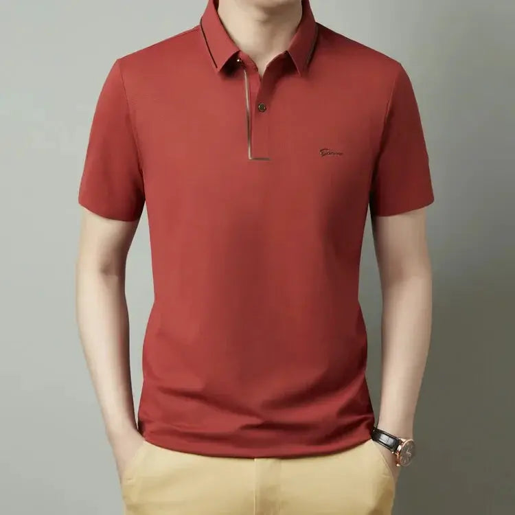 Men's polo shirt in brick red by Simples Market, short sleeves with polo collar and subtle chest logo.