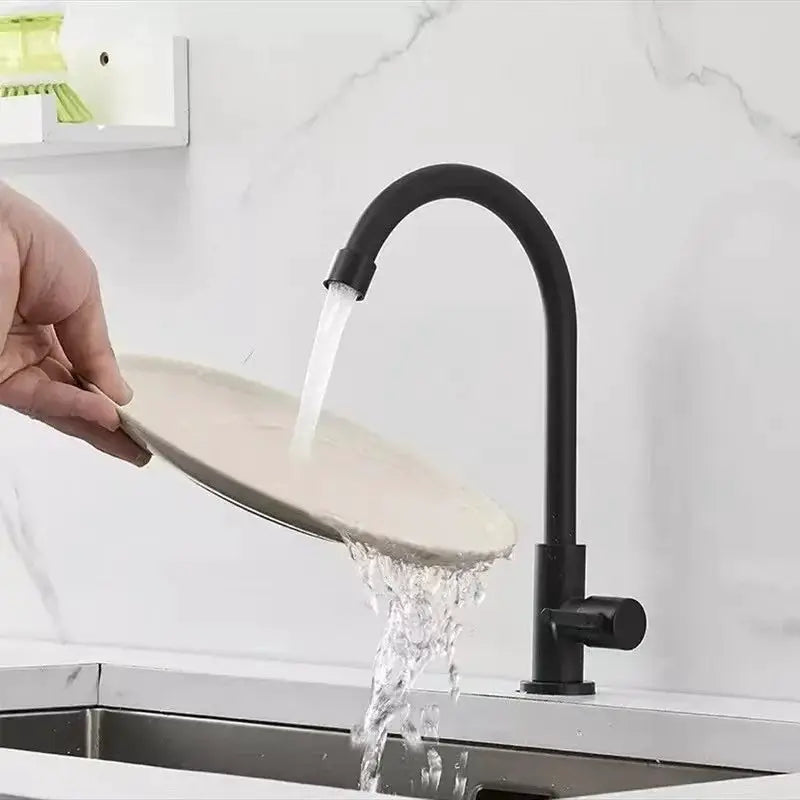 Stainless steel kitchen faucet by Simples Market with single lever, matte black finish, deck-mounted