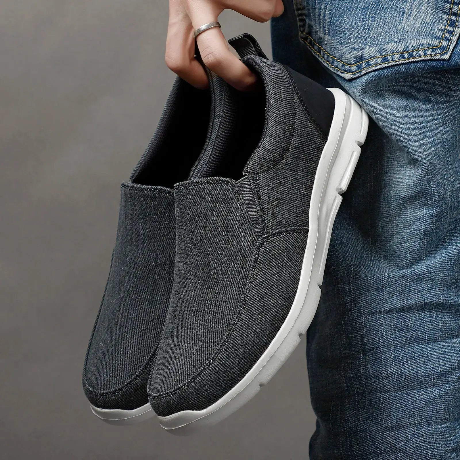 Simples Market men's canvas slip-on sneakers in dark gray fabric with breathable design and white sole