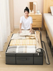 Under-bed clothes storage bag by Simples Market in black mesh, filled with blankets