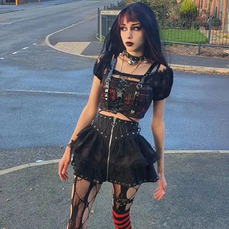 Gothic skater punk high-waist mini skirt Simples Market, black with front zipper and metal grommet belt