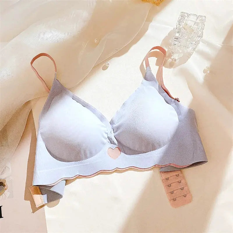 Sexy push-up bra by Simples Market in lavender with heart cutout, scalloped band and peach straps