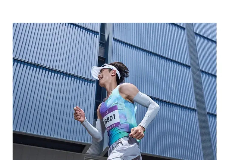 Xtep Shyft 1.0 men's running shoes by Simples Market; male runner in blue athletic outfit with bib.