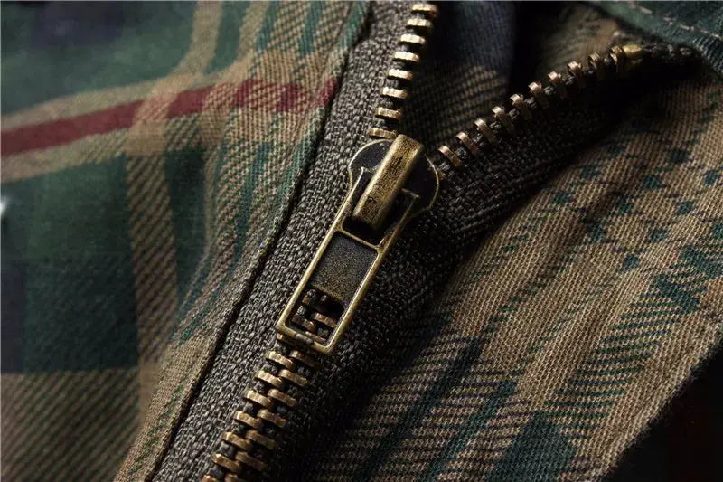 Men's plaid camouflage cargo shorts by Simples Market, close-up brass zipper