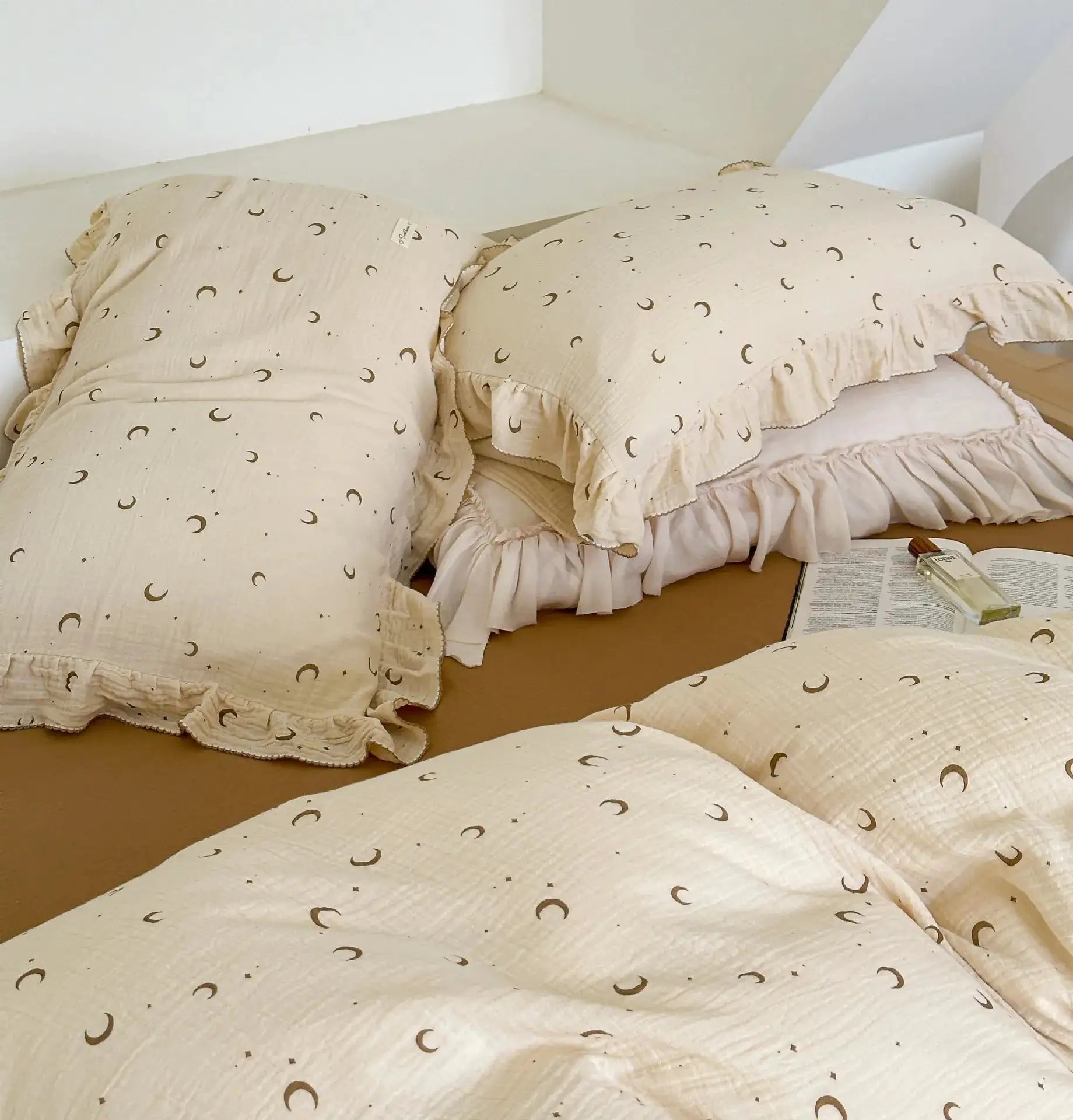 Simples Market bedding set, 3pcs, ivory gauze 100% cotton, brown crescent print with ruffle edges