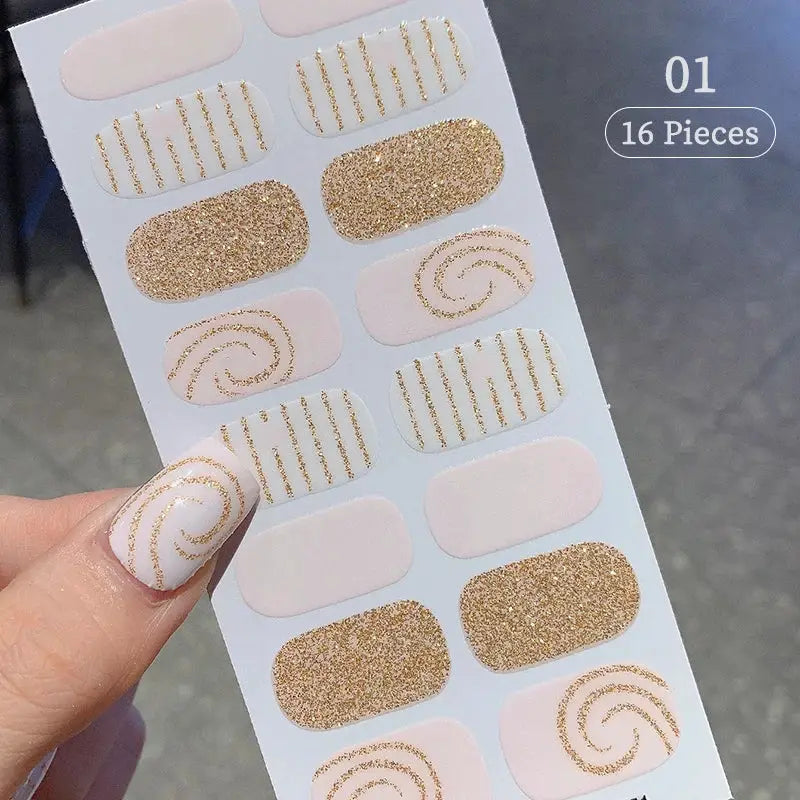 Full-cover nail stickers sheet by Simples Market, 16 pieces with pale pink bases and gold glitter designs.