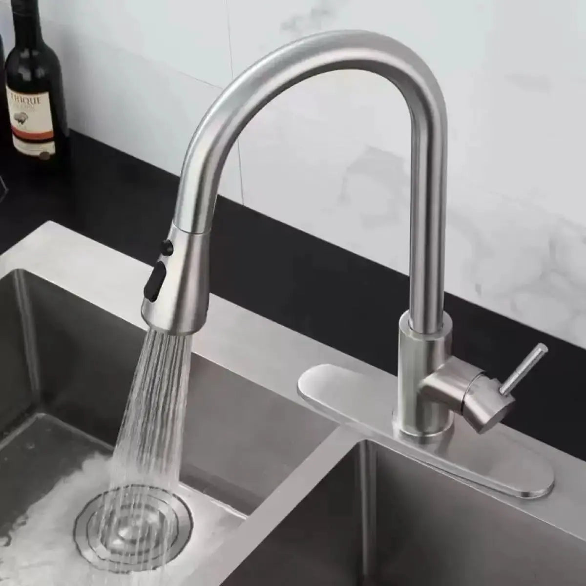 Simples Market kitchen faucet, chrome with black spray head, pull-out spout