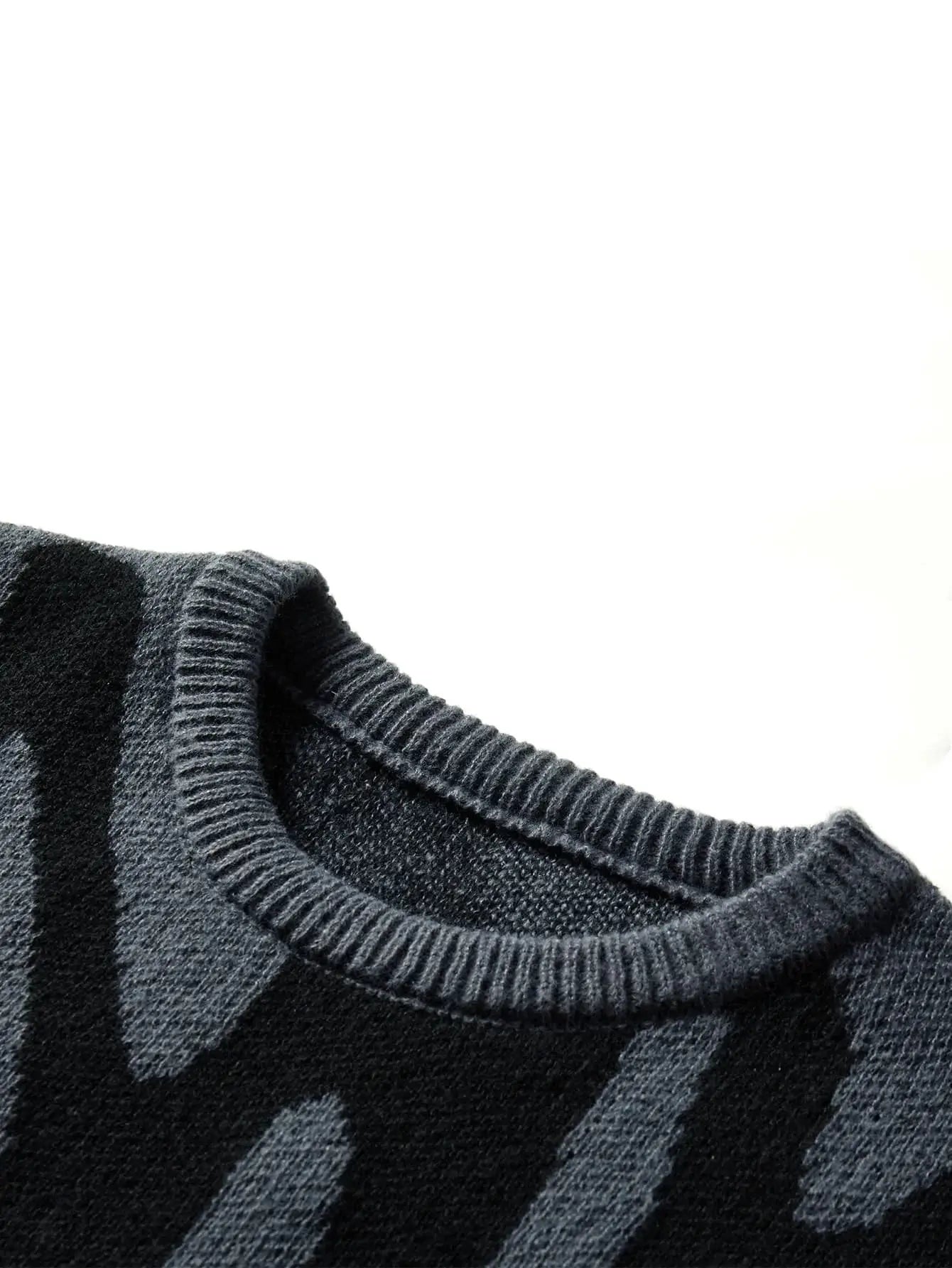 Simples Market men's knit pullover sweater with irregular jacquard pattern in dark gray and black, ribbed crew neck.
