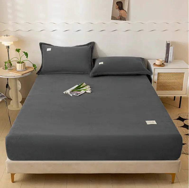 Velvet thermal mattress cover by Simples Market on dark gray plush bed sheets; winter bedding, 120x200.