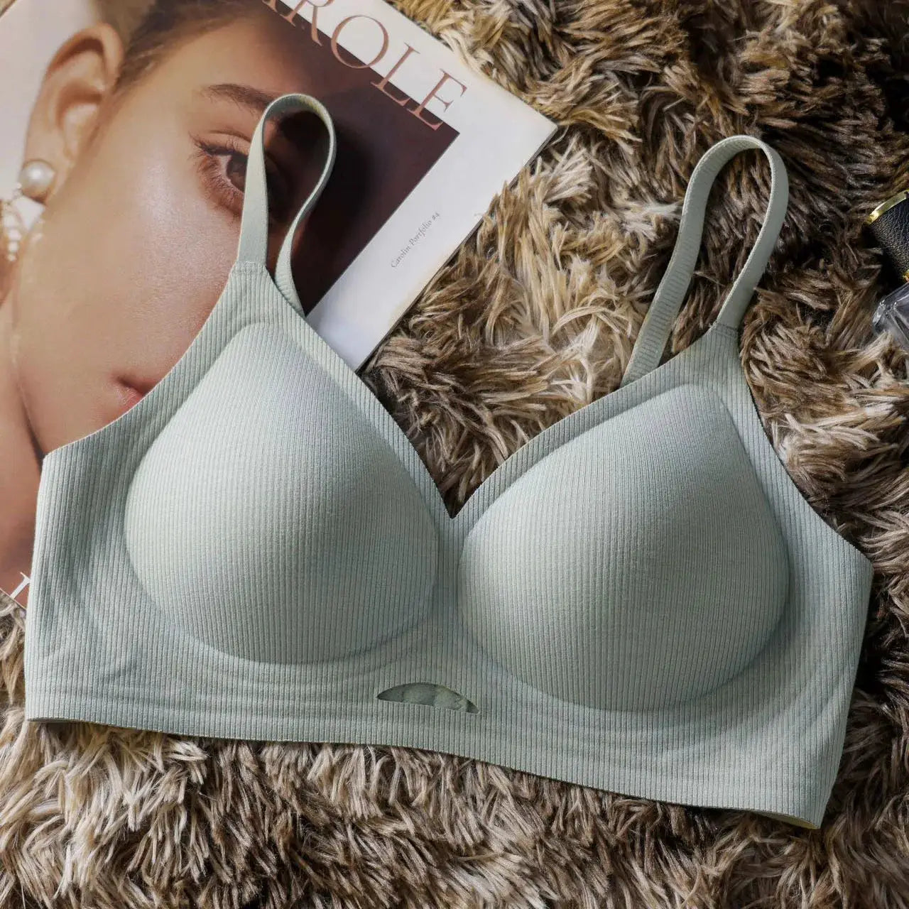 Simples Market wire-free seamless sports bra in sage green with ribbed fabric and adjustable straps