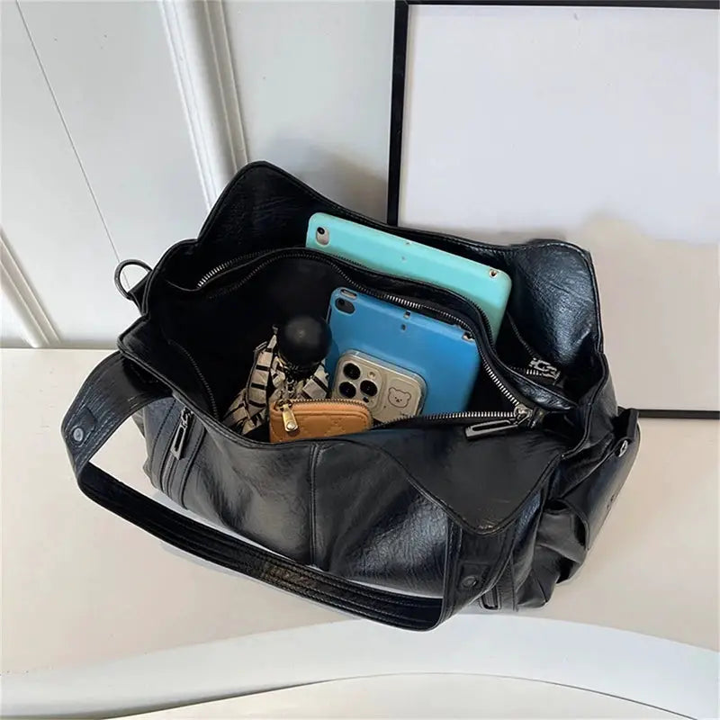 Simples Market soft interior compartment shoulder bag in black PU leather, crossbody with phones inside