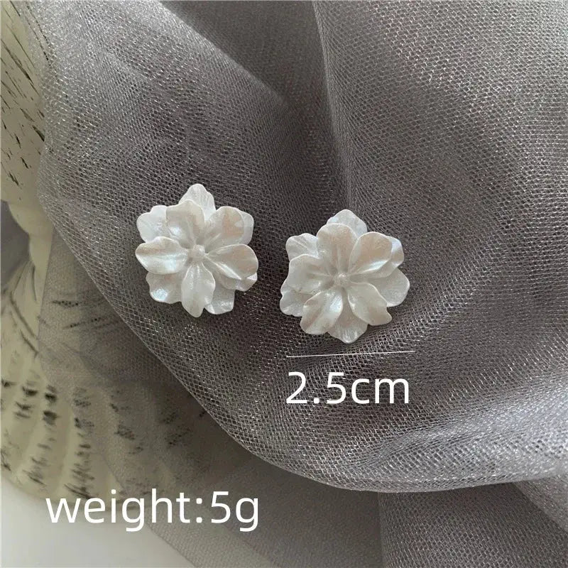 White flower stud earrings pair by Simples Market, camellia design, 2.5 cm