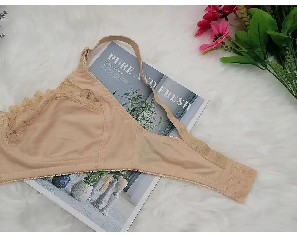 Wire-free bra from Simples Market in beige with lace trim