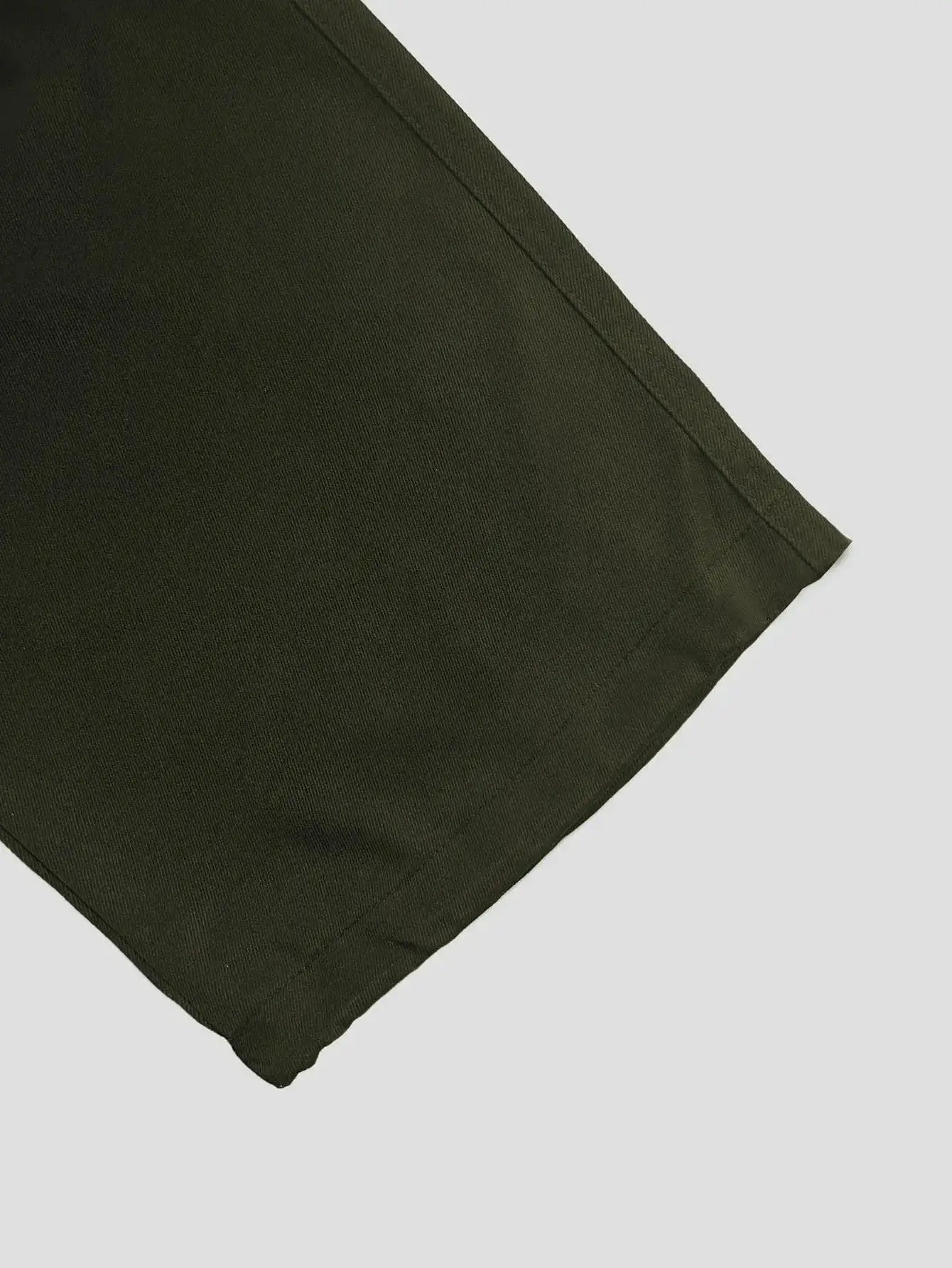 Men's olive green cargo pants with a straight leg fit for outdoor daily wear