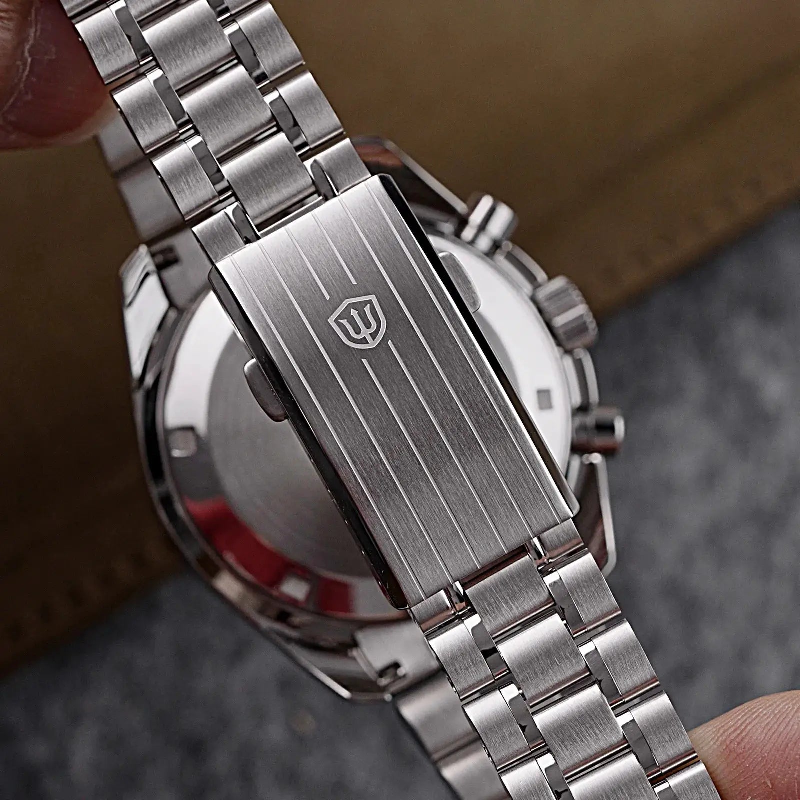 Watchdives stainless steel men's watch with brushed bracelet and W shield logo on clasp