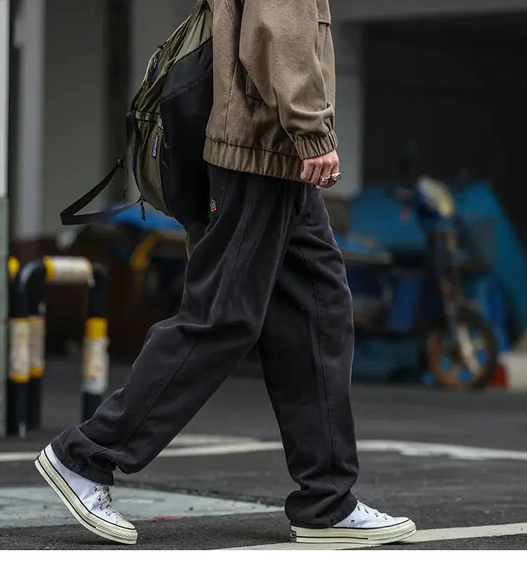 Men's black cargo pants, baggy straight-leg streetwear trousers with a casual urban vibe.