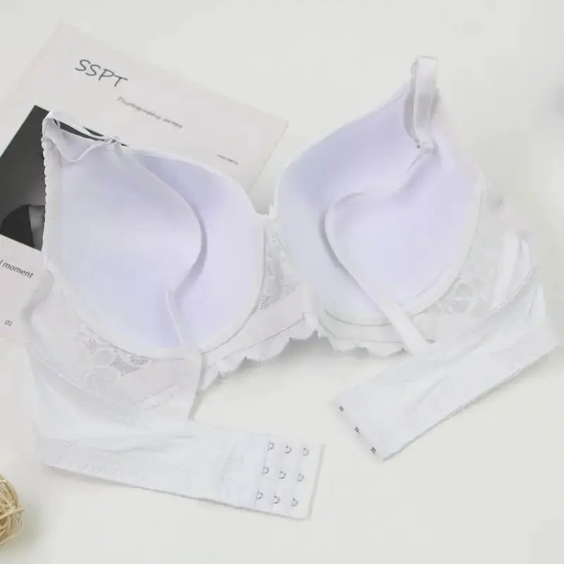 White lace push-up bra by Simples Market, adjustable straps, back hook closure