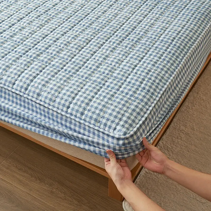 Quilted plaid mattress cover by Simples Market, blue and white, breathable antibacterial protector
