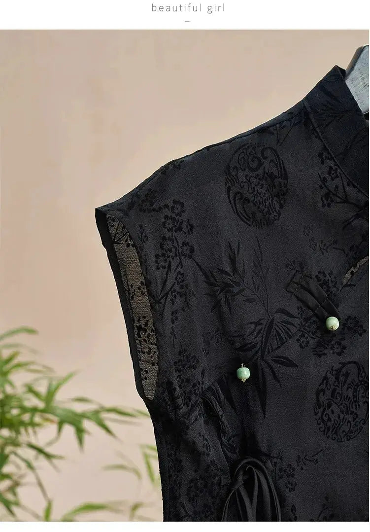 Cheongsam-style black jacquard top with short sleeves and green bead closures, Simples Market