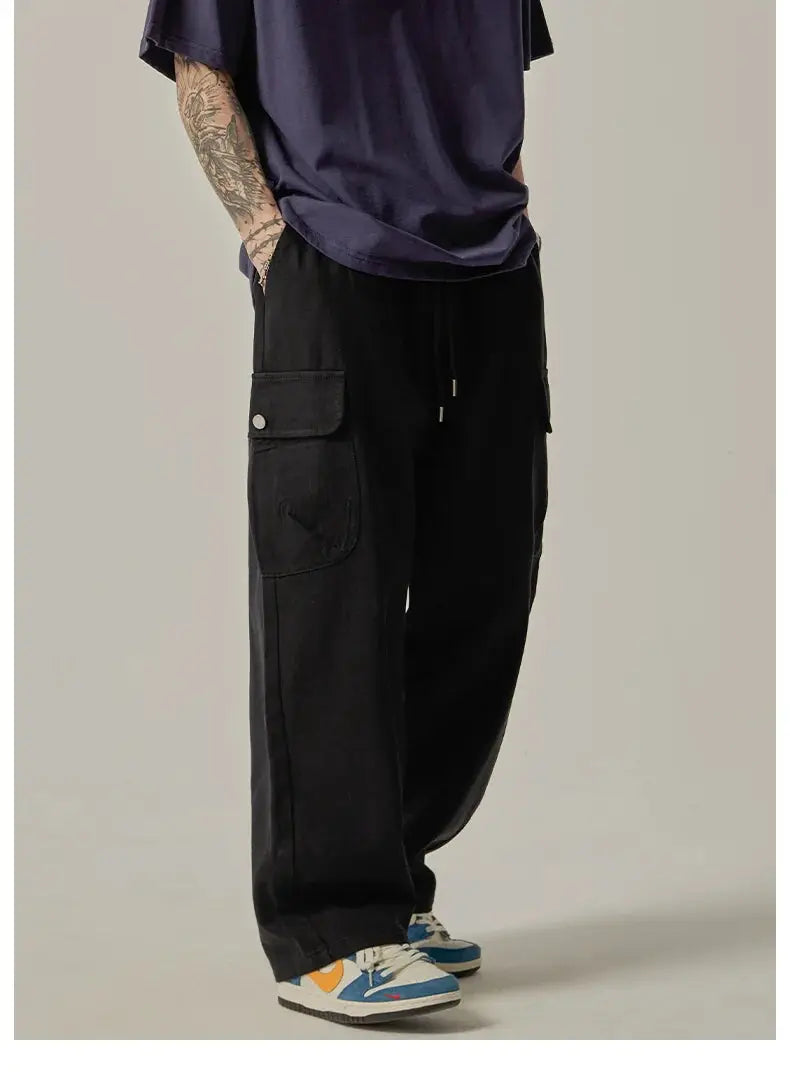 Simples Market men's cargo sweatpants, black wide-leg drawstring trousers with large side cargo pockets and adjustable waist.