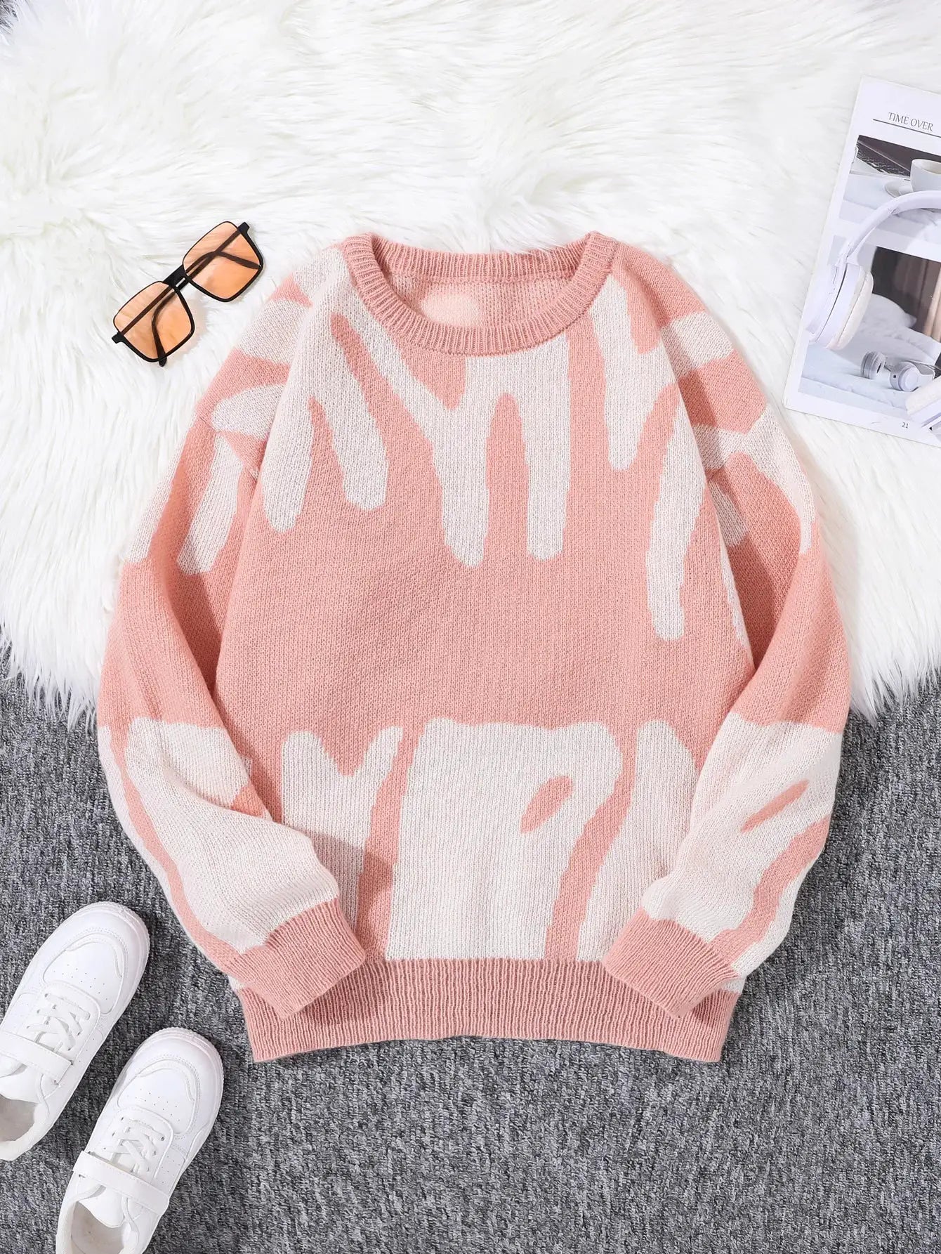 Pullover sweater in pink and white with irregular jacquard pattern, round neck and ribbed cuffs