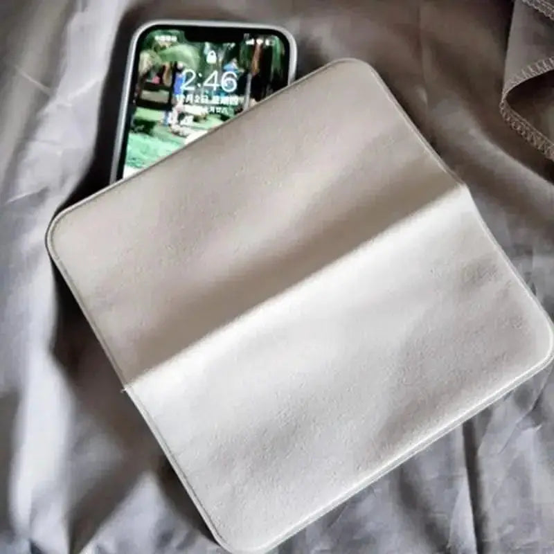 Polishing cloth for Apple devices by Simples Market; white microfiber nano-texture screen cleaner (cloth + iPhone) shown