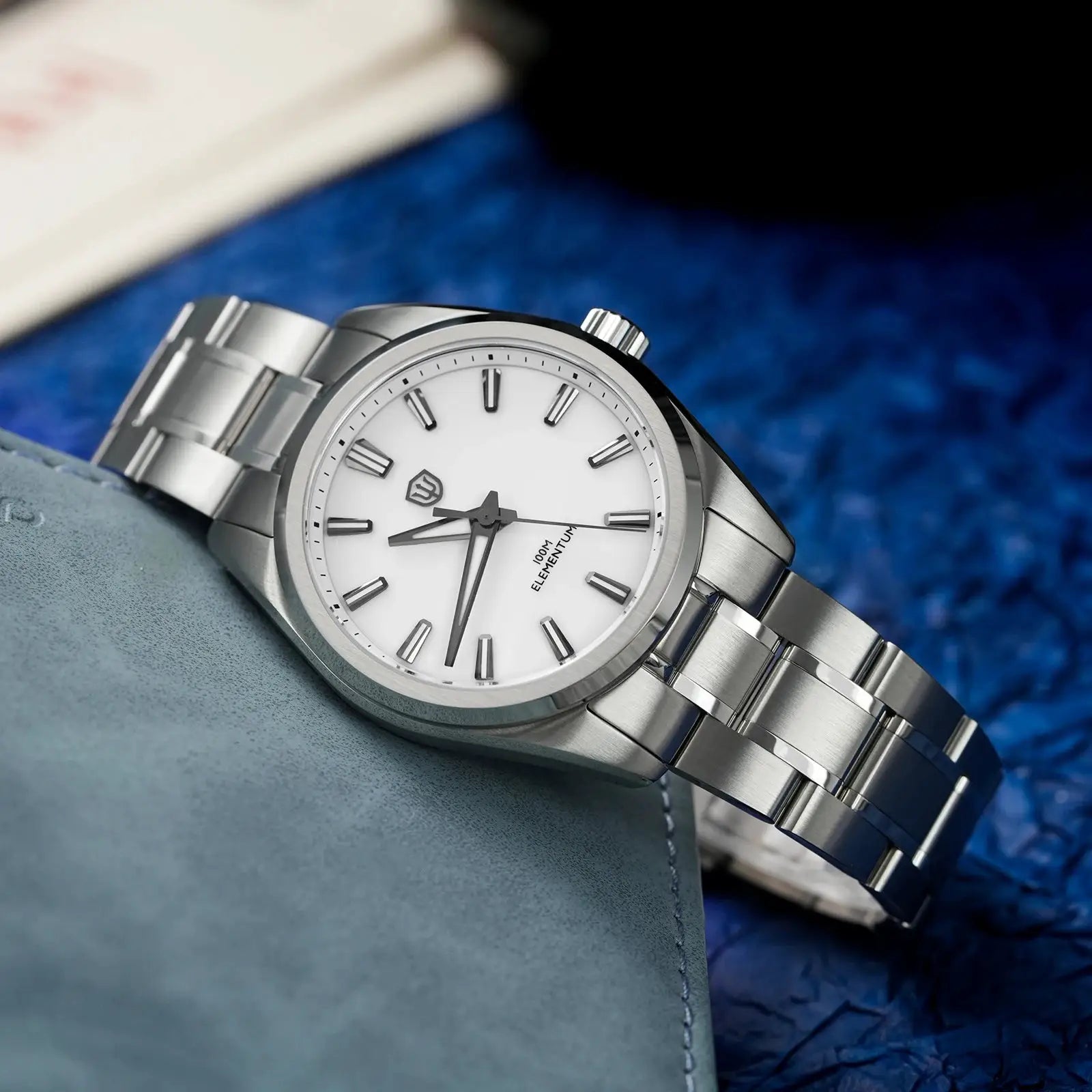 Watch Simples Market stainless steel with white dial, luminous hands, 38mm case, water resistant.