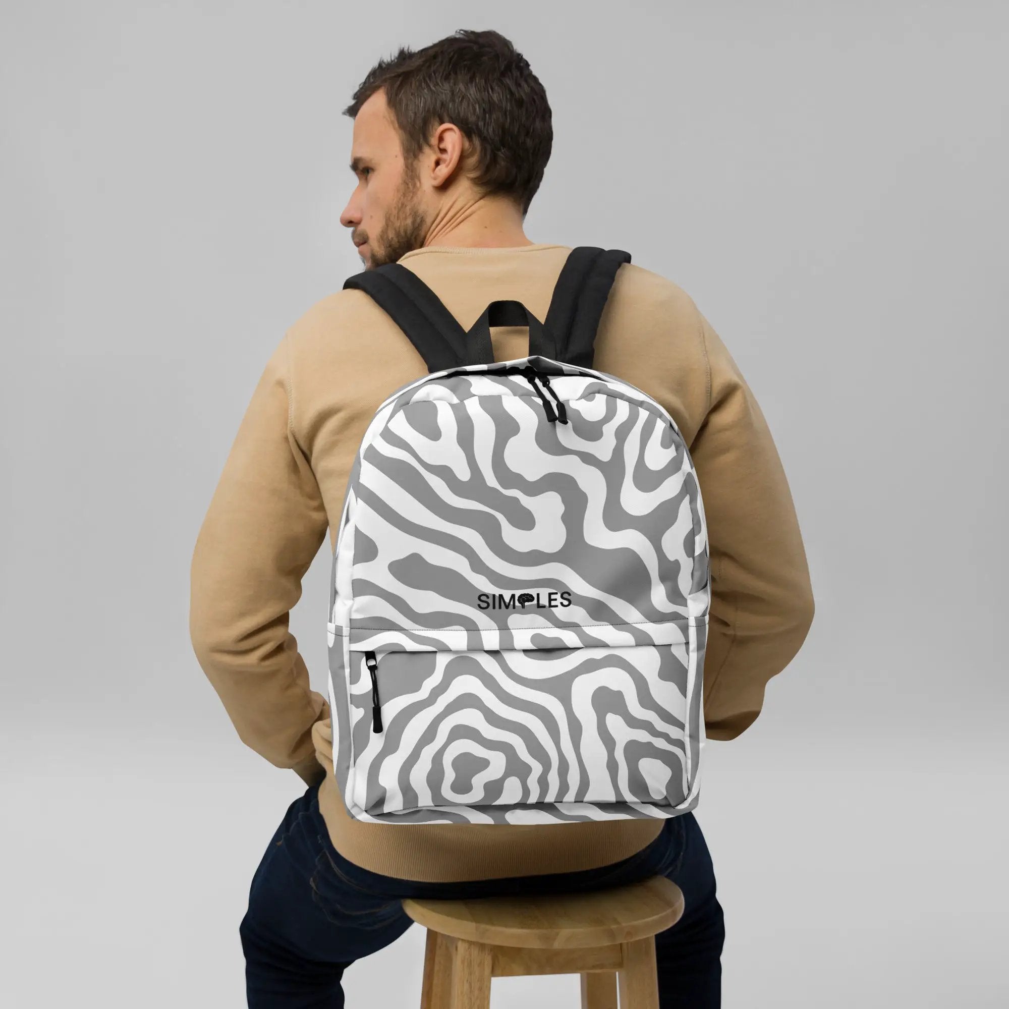 Backpack with gray zebra pattern and black straps by Simples Market.