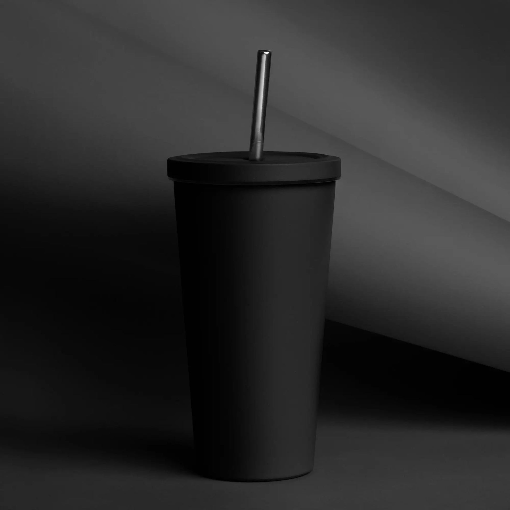 Insulated tumbler with straw, black finish, Simples Market